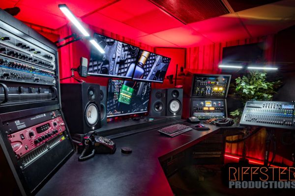 riffster-studio-web688705555-A295-97B0-DB97-0062AD75B895.jpg